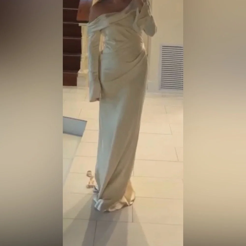 Meshki Ivory One-Shoulder Satin Gown - Picture 5 of 5